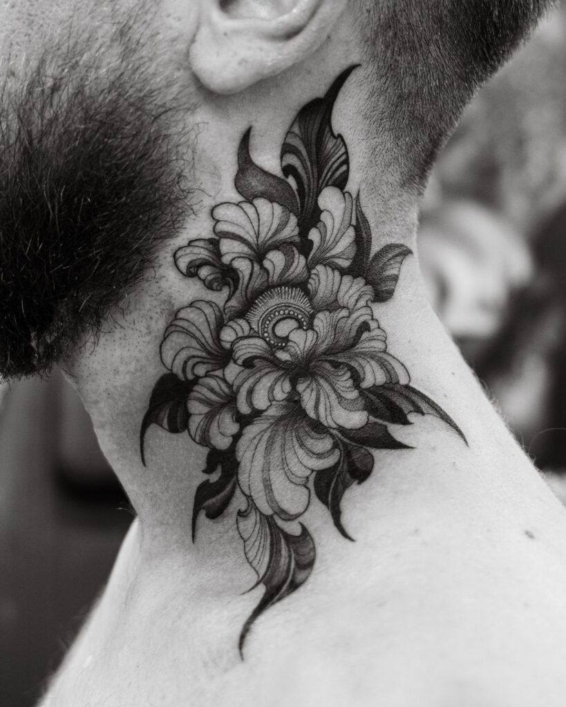 Tatuaje floral de líneas negras finas en el cuello, en blanco y negro