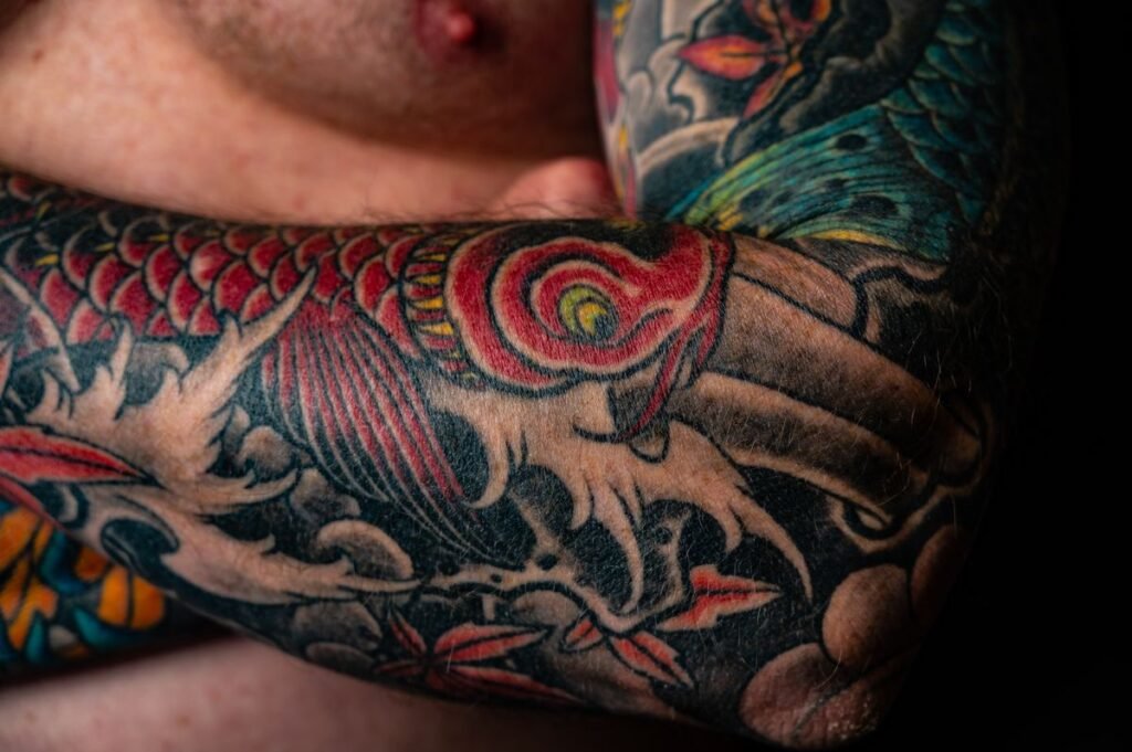 Manga japonesa a color con una carpa koi en todo el brazo